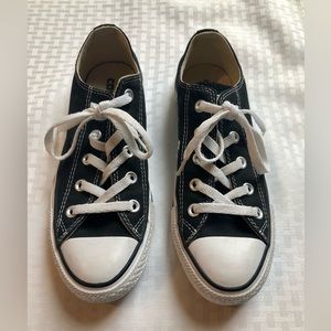 Chuck Taylor Women’s Converse Low Top Sneakers Size 6
